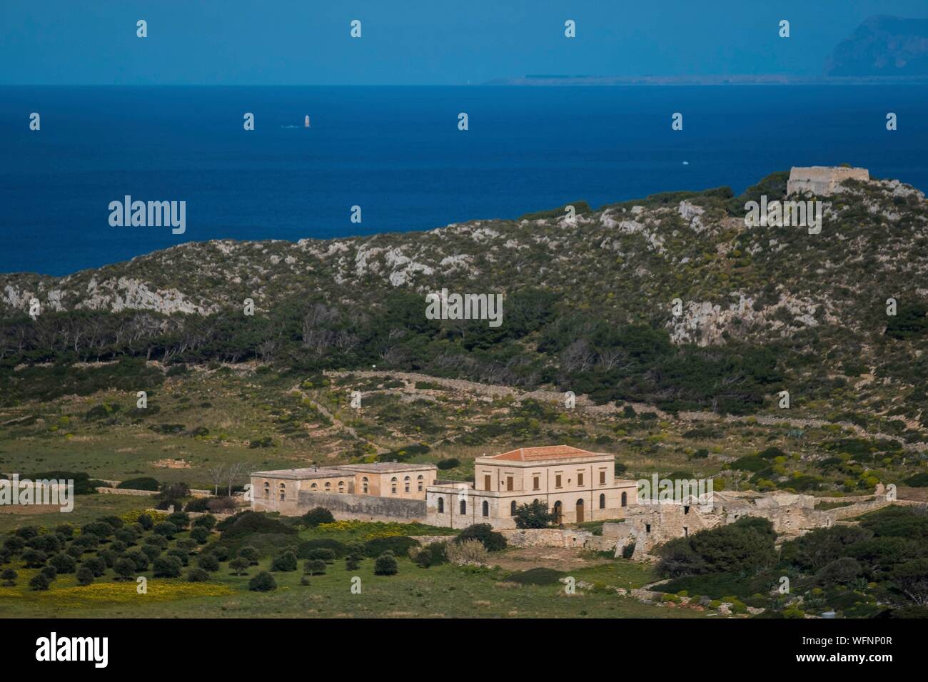 Italie, Sicile, Trapani, Egades archipel, Levanzo, agricoles et la tour Saracena Banque D'Images