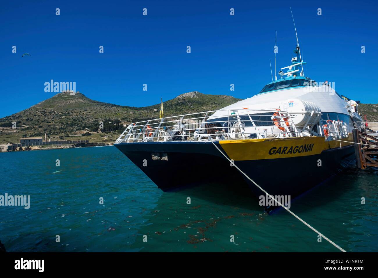 Italie, Sicile, Trapani, Egades archipel, Favignana, sur catamaran hydroglisseur, avec St Catherine fort à l'arrière Banque D'Images