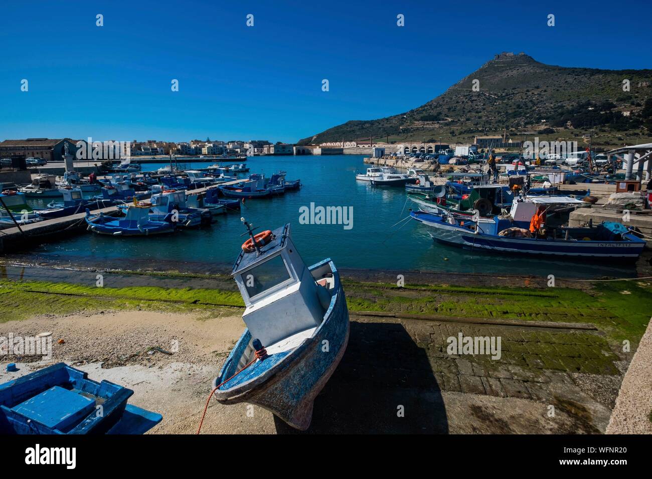 Italie, Sicile, Trapani, Egades archipel, Favignana, le port, avec le Fort St Catherine à l'arrière Banque D'Images
