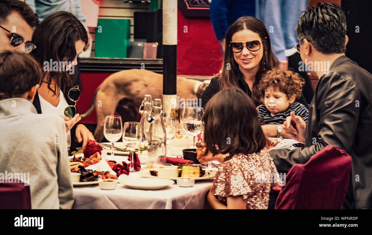 Dame heureuse avec sa famille et ses amis ont un dîner sur la table de rues. Dalkey, Dublin, Irlande.25 août 2019. "Fruits de mer" Festival du homard de Dalkey Banque D'Images