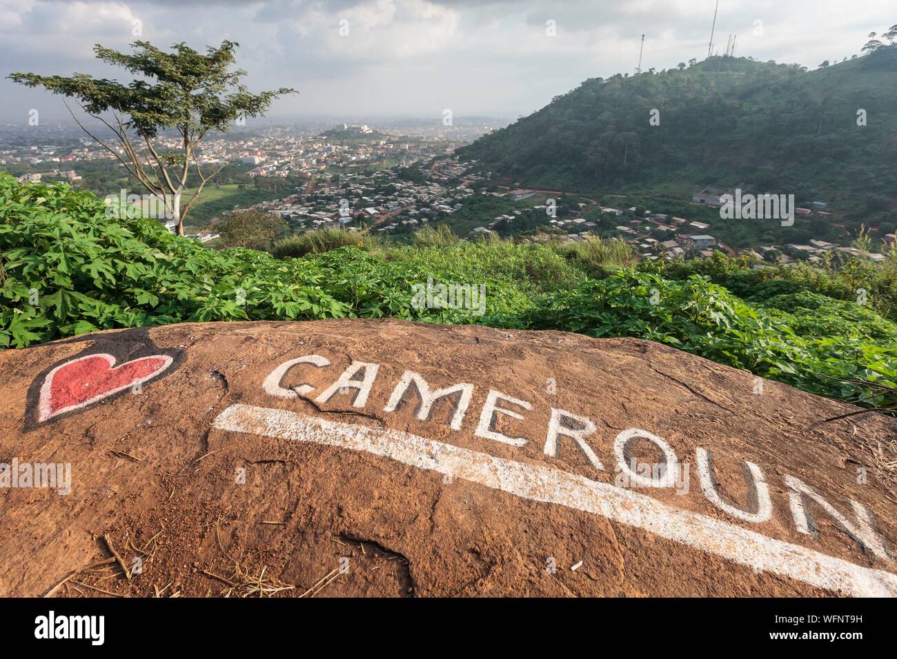 Cameroun, région Centre, Département du Mfoundi, Yaoundé, Le Mont Febe de Yaoundé, les quartiers nord-ouest avec un amour Cameroun tag en premier plan Banque D'Images
