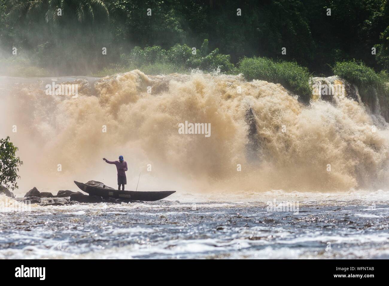 Cameroun, région Sud, Ministère de l'océan, Kribi, pêcheur dans un canot en face de Cascade Lobe Banque D'Images