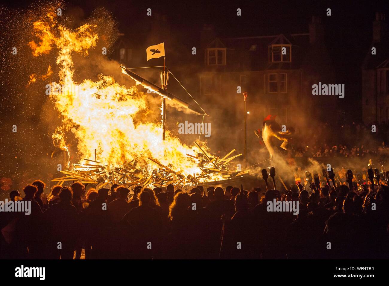 Royaume-uni, Ecosse, îles Shetland, Lerwick, continentale, jusqu'Helly Aa rituel festival, incendie du drakkar viking en jetant des torches Banque D'Images