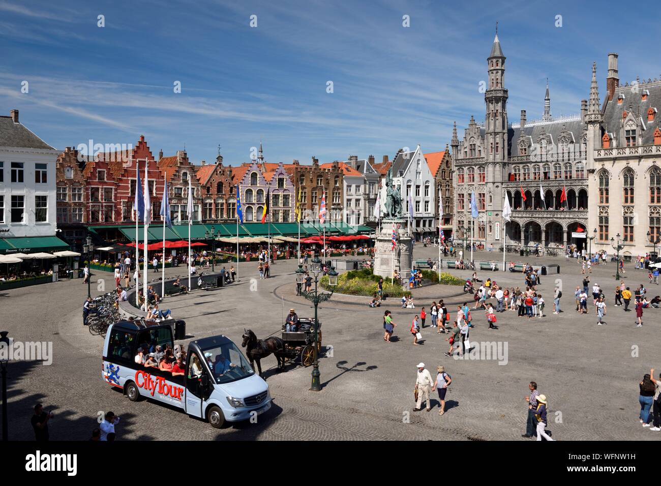 Belgique, Flandre occidentale, Bruges, centre historique classé au Patrimoine Mondial de l'UNESCO, Grand Place, Provinciaal Hof ou palais provincial, l'historium museum et statue de Jan Breydel et Pieter de Coninck qui dirigeait la Bruges Matin de 1302 massacrer les partisans du roi de France Banque D'Images