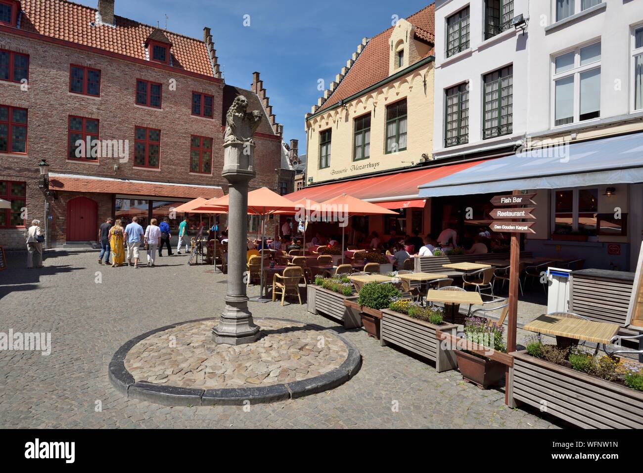 Belgique, Flandre occidentale, Bruges, centre historique classé au Patrimoine Mondial de l'UNESCO, Rosaire, quay street, cafés restaurants Huidenvettersplein, sculpture Banque D'Images