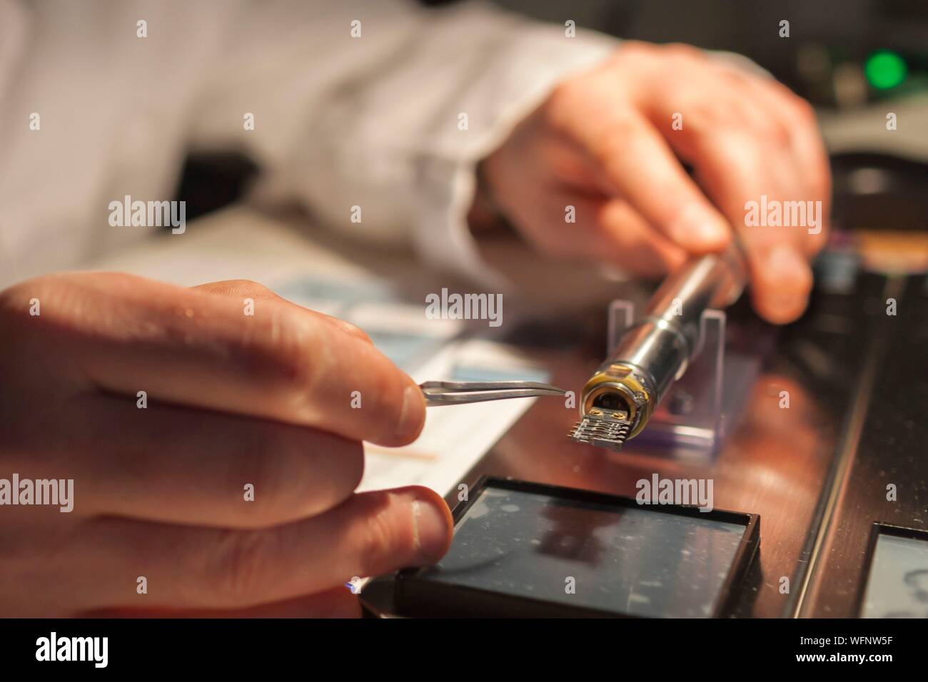 La France, l'Eure, Grand Bourgtheroulde, analyste de l'environnement, laboratoire de microscopie électronique de positionnement grilles sur un microscope électronique à transmission analytique (ATEM) porte-échantillon Banque D'Images