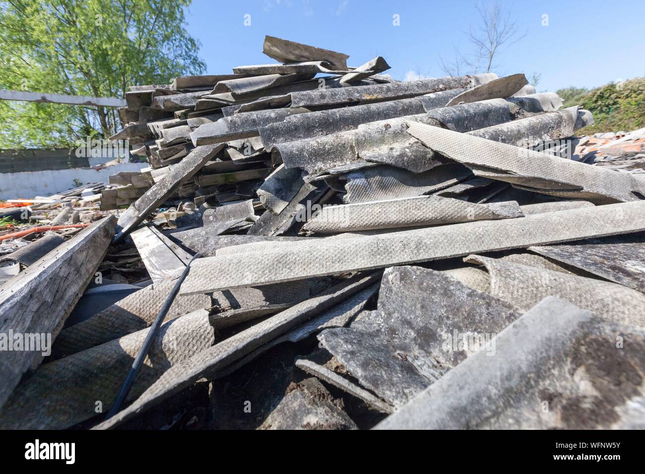 France, Vienne, CHATELLERAULT, démolition d'une question de l'amiante, des piles de plaques ondulées en amiante-ciment Banque D'Images