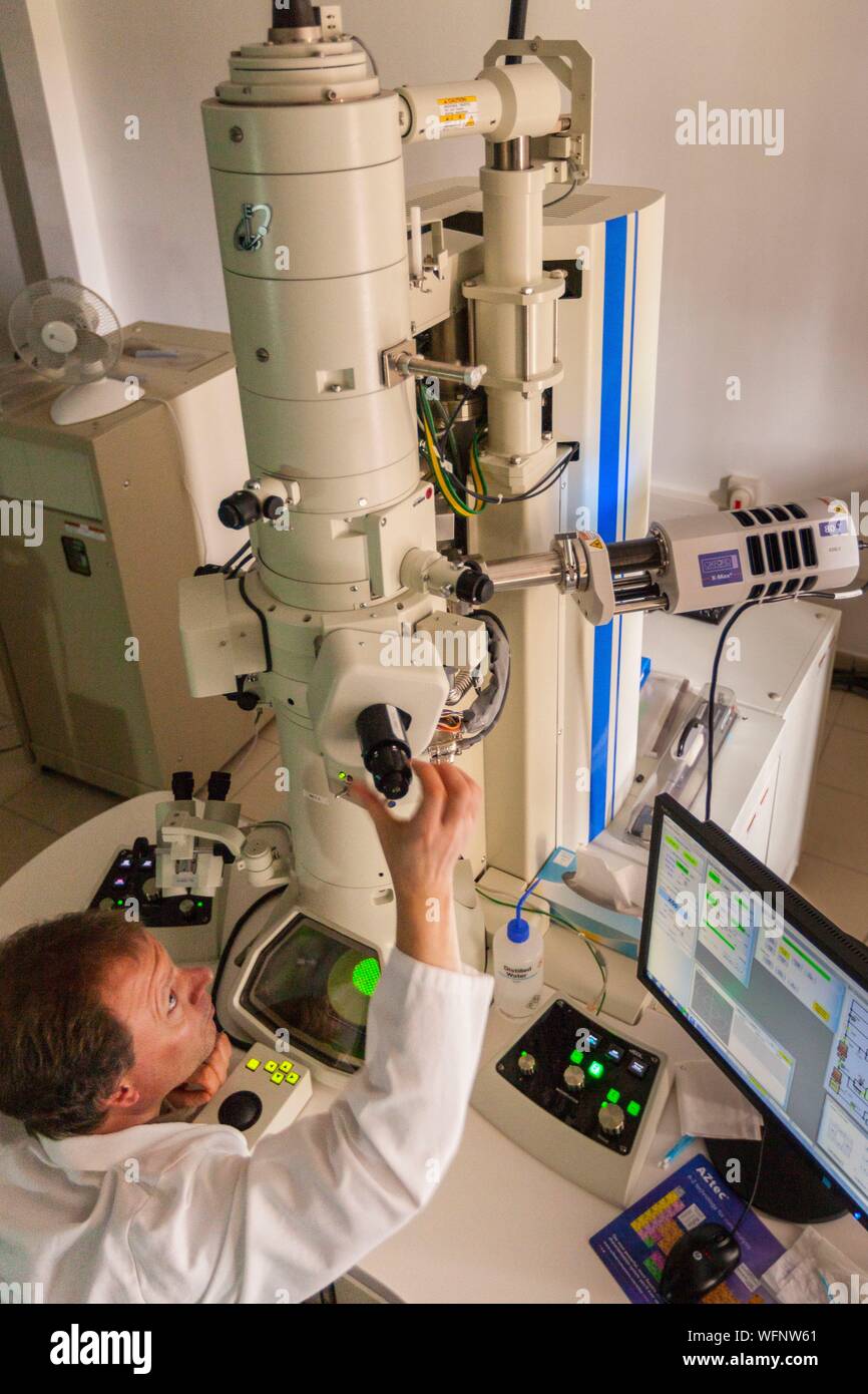 La France, l'Eure, Grand Bourgtheroulde, analyste de l'environnement de laboratoire, le positionnement d'un porte-échantillon dans un microscope électronique à transmission analytique (ATEM) Banque D'Images