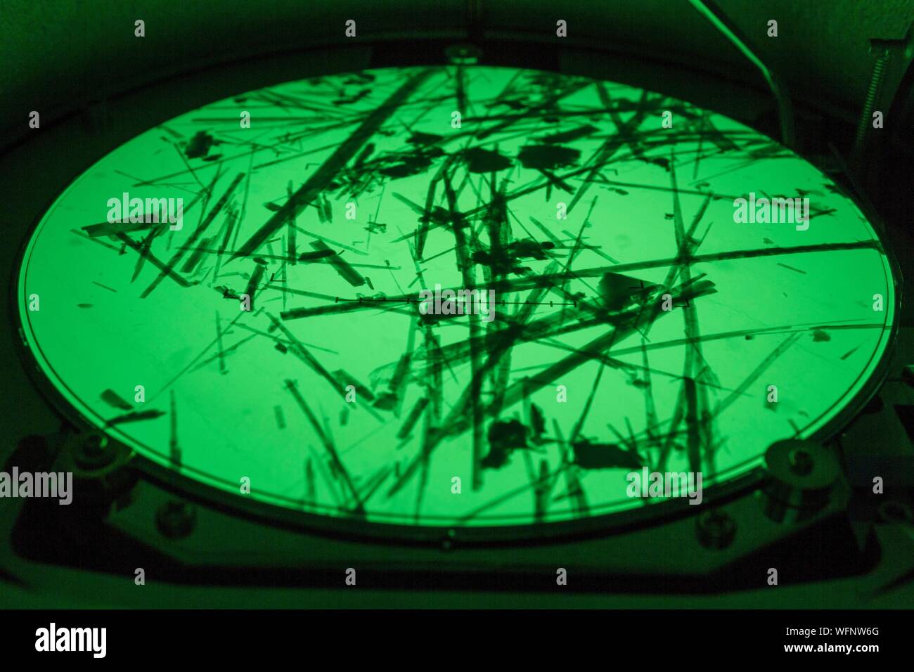 La France, l'Eure, Grand Bourgtheroulde, environmental laboratory, fibres de trémolite (variété d'amiante) vu sur l'écran fluorescent d'un microscope électronique à transmission, 5000 fois Banque D'Images