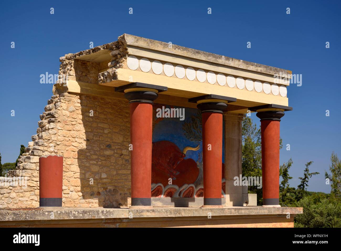 Grèce, Crete, Knossos, site archéologique, Palais du Roi Minos, l'entrée Nord des colonnes avec bull fresque capture Banque D'Images
