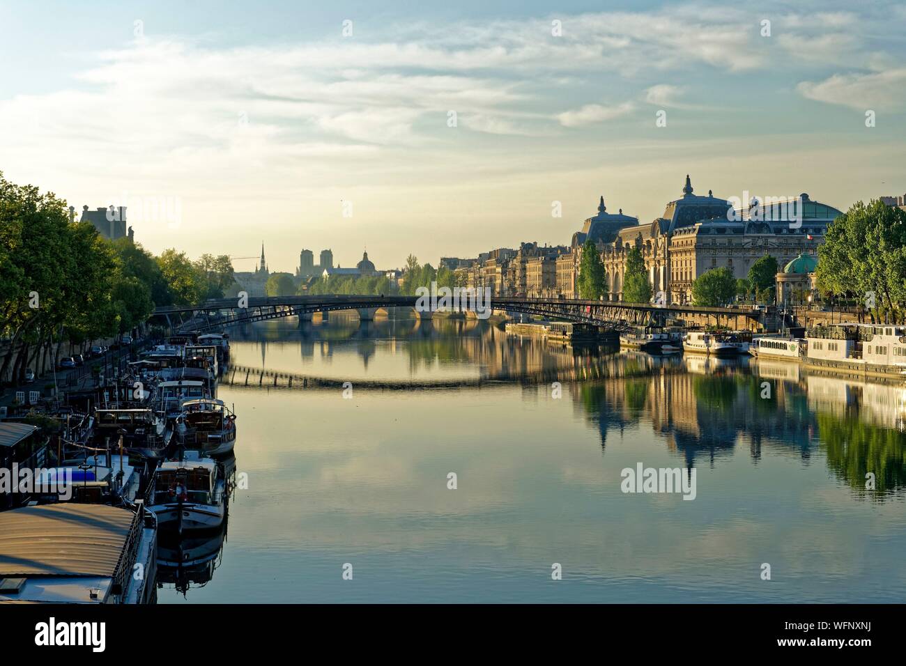 France, Paris, région classée au Patrimoine Mondial de l'UNESCO, les berges de la Seine, Rive Gauche, le Musée d'Orsay, situé dans la gare d'Orsay, ancienne gare (1898) et la passerelle Léopold Sedar Senghor, anciennement connu sous le nom de passerelle Solférino Banque D'Images