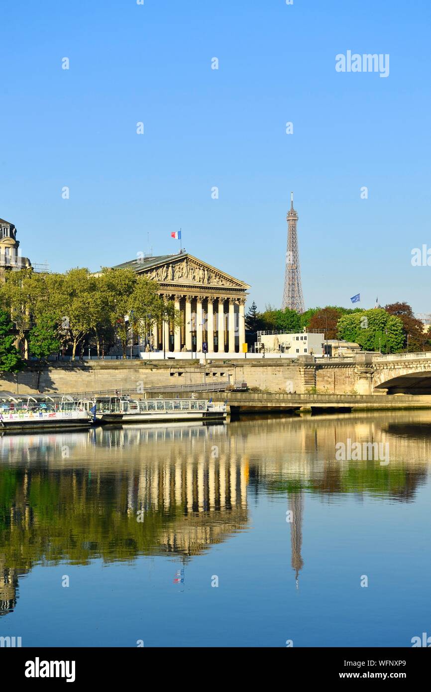 France, Paris, région classée au Patrimoine Mondial de l'UNESCO, les berges de la Seine, l'Assemblée nationale (Palais Bourbon) et de la Tour Eiffel sur l'arrière-plan Banque D'Images