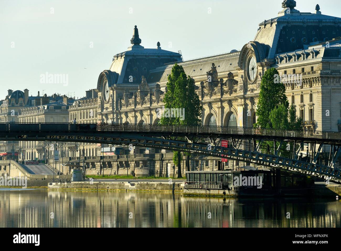 France, Paris, région classée au Patrimoine Mondial de l'UNESCO, les berges de la Seine, Rive Gauche, le Musée d'Orsay, situé dans la gare d'Orsay, ancienne gare (1898) et la passerelle Léopold Sedar Senghor, anciennement connu sous le nom de passerelle Solférino Banque D'Images