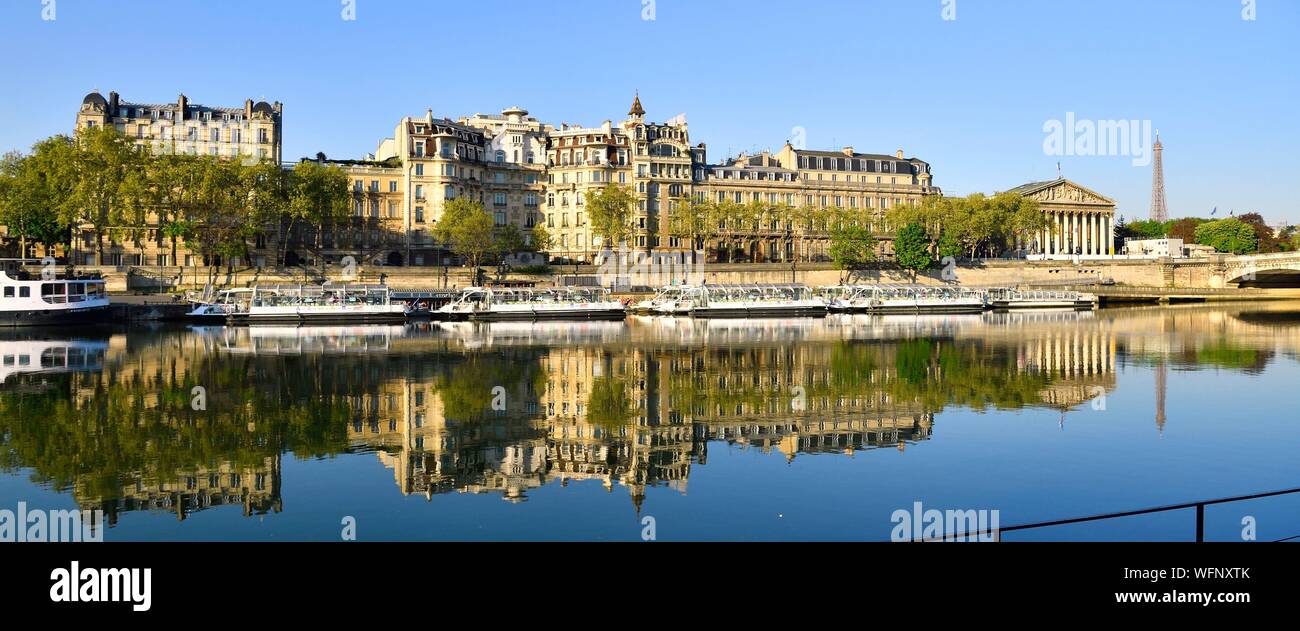 France, Paris, région classée au Patrimoine Mondial de l'UNESCO, les berges de la Seine, l'Assemblée nationale (Palais Bourbon) et de la Tour Eiffel sur l'arrière-plan Banque D'Images
