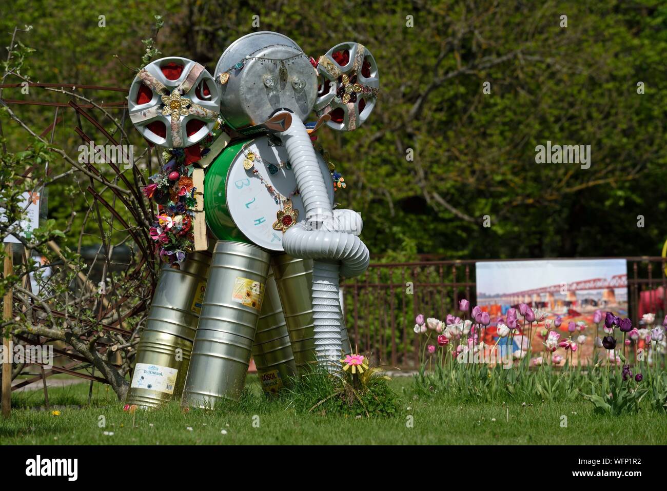 La France, Haut Rhin, Husseren Wesserling, Parc de Wesserling, jardin2019, Bollyphant, récupération de l'épouvantail Banque D'Images