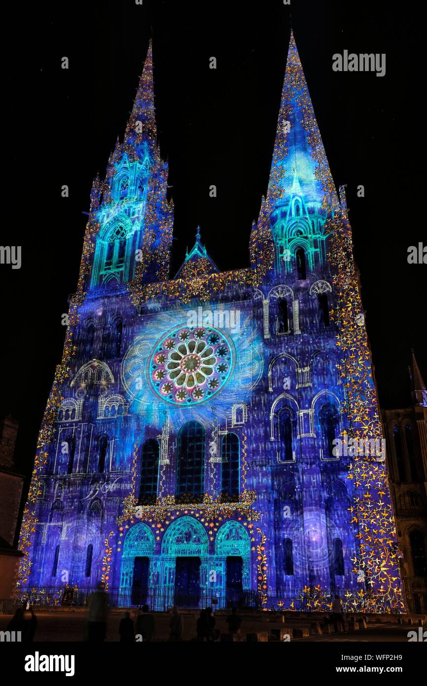 En France, en Eure et Loir, Chartres, La Cathédrale Notre-Dame classée au Patrimoine Mondial de l'UNESCO, illuminations pendant Chartres en lumières, façade ouest Banque D'Images