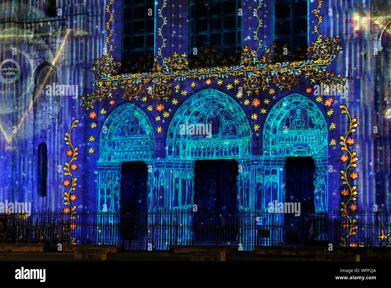 En France, en Eure et Loir, Chartres, La Cathédrale Notre-Dame classée au Patrimoine Mondial de l'UNESCO, illuminations pendant Chartres en lumières, façade ouest Banque D'Images