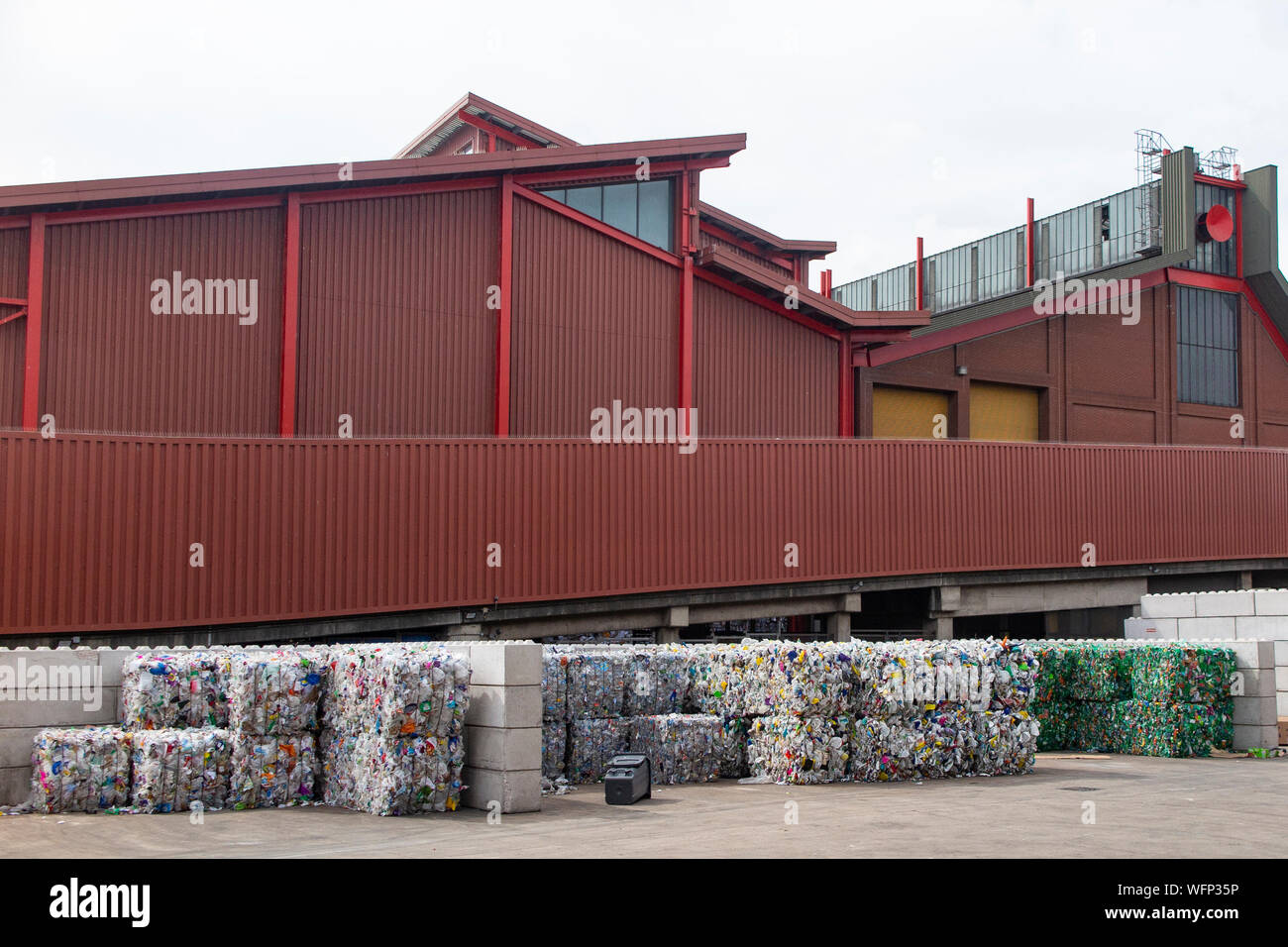 Décharge municipale de Wandsworth et centre de recyclage avec des bouteilles en plastique emballés prêt pour l'expédition Banque D'Images