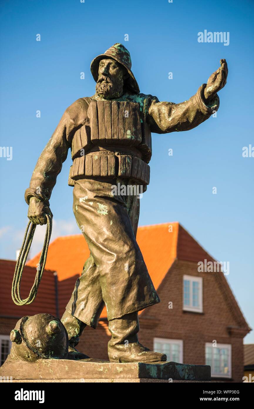 Le Danemark, le Jutland, Skagen, pêcheur et sauveteur, sculpture sur le port de pêche d'Anne-Marie Carl Nielsen datant de 1932 Banque D'Images