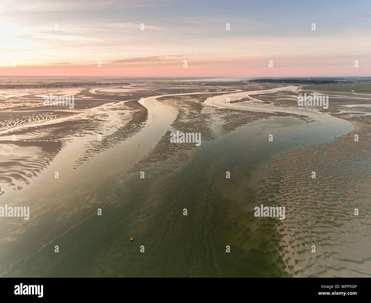 France, Picardie, Baie de Somme, Le Crotoy, la pointe du Hourdel et les bancs de sable de la Baie de Somme à marée basse (vue aérienne), le canal de la Somme s'étend jusqu'à la mer Banque D'Images