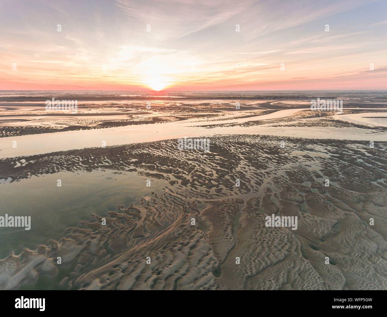 France, Picardie, Baie de Somme, Le Crotoy, la pointe du Hourdel et les bancs de sable de la Baie de Somme à marée basse (vue aérienne), le canal de la Somme s'étend jusqu'à la mer Banque D'Images