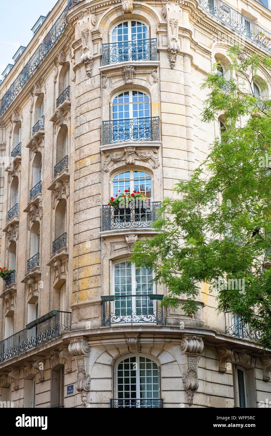 France, Paris, Rue Lepic, façade Hausmanian Banque D'Images