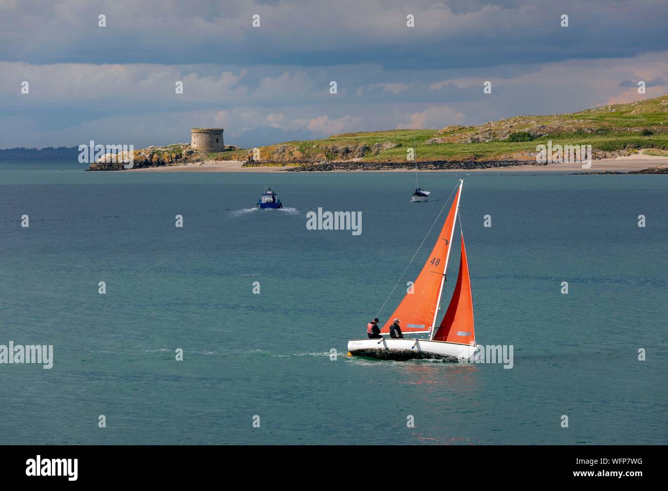 L'Irlande, le comté de Fingal, banlieue nord de Dublin, Howth, voiliers au large de l'île sauvage d'Ireland's Eye Banque D'Images