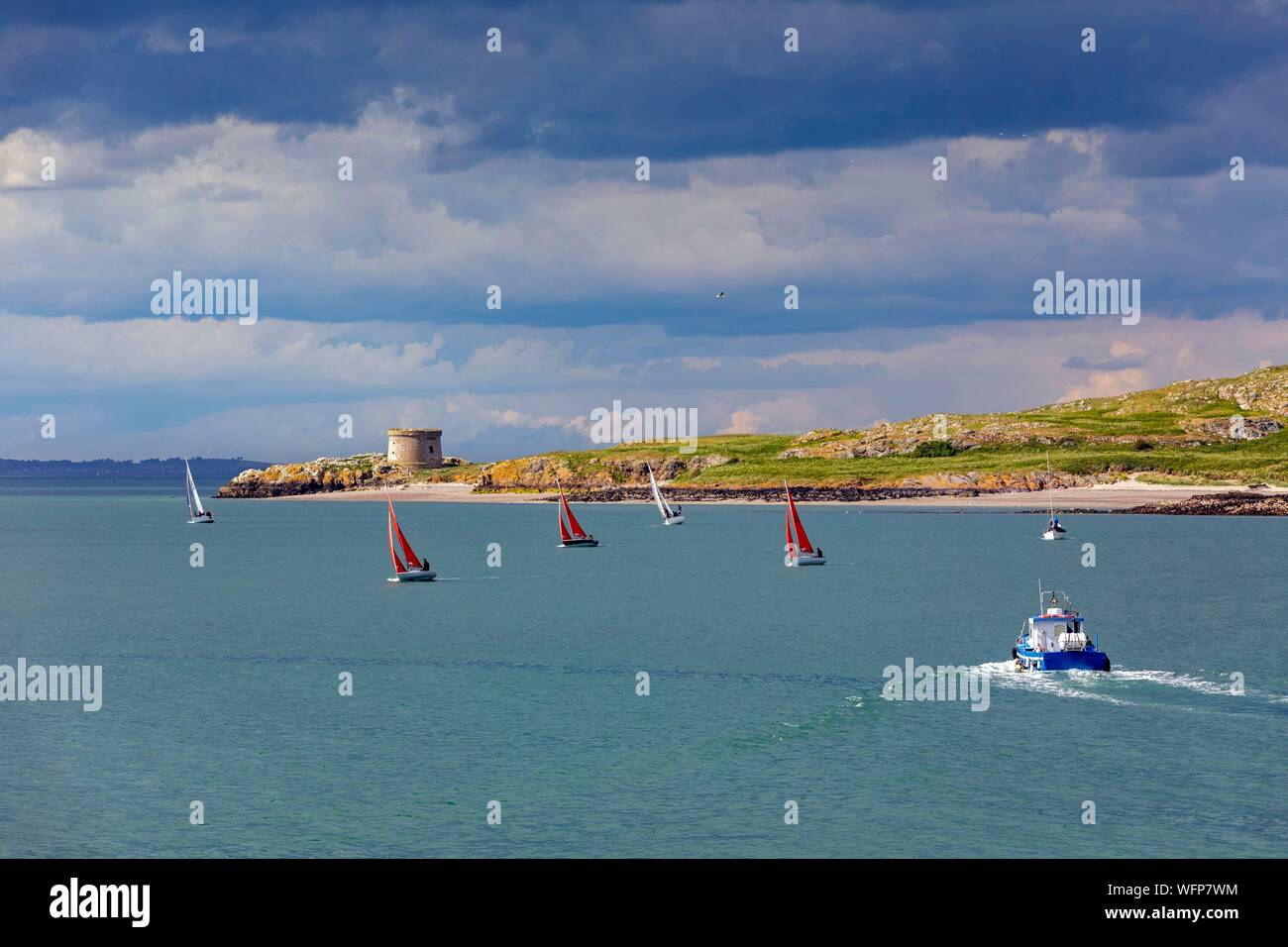 L'Irlande du Nord, County Fingal, Dublin, Howth, voiliers et bateaux de pêche au large de l'île Sauvage d'Ireland's Eye Banque D'Images