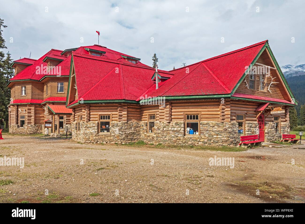 Le Canada, l'Alberta, Rocheuses canadiennes inscrites au Patrimoine de l'UNESCO, le parc national Banff, promenade des Glaciers, historique Simpson's Num-Ti-Jah lodge sur les rives du lac Bow, au pied du Mont Jimmy Simpson Banque D'Images