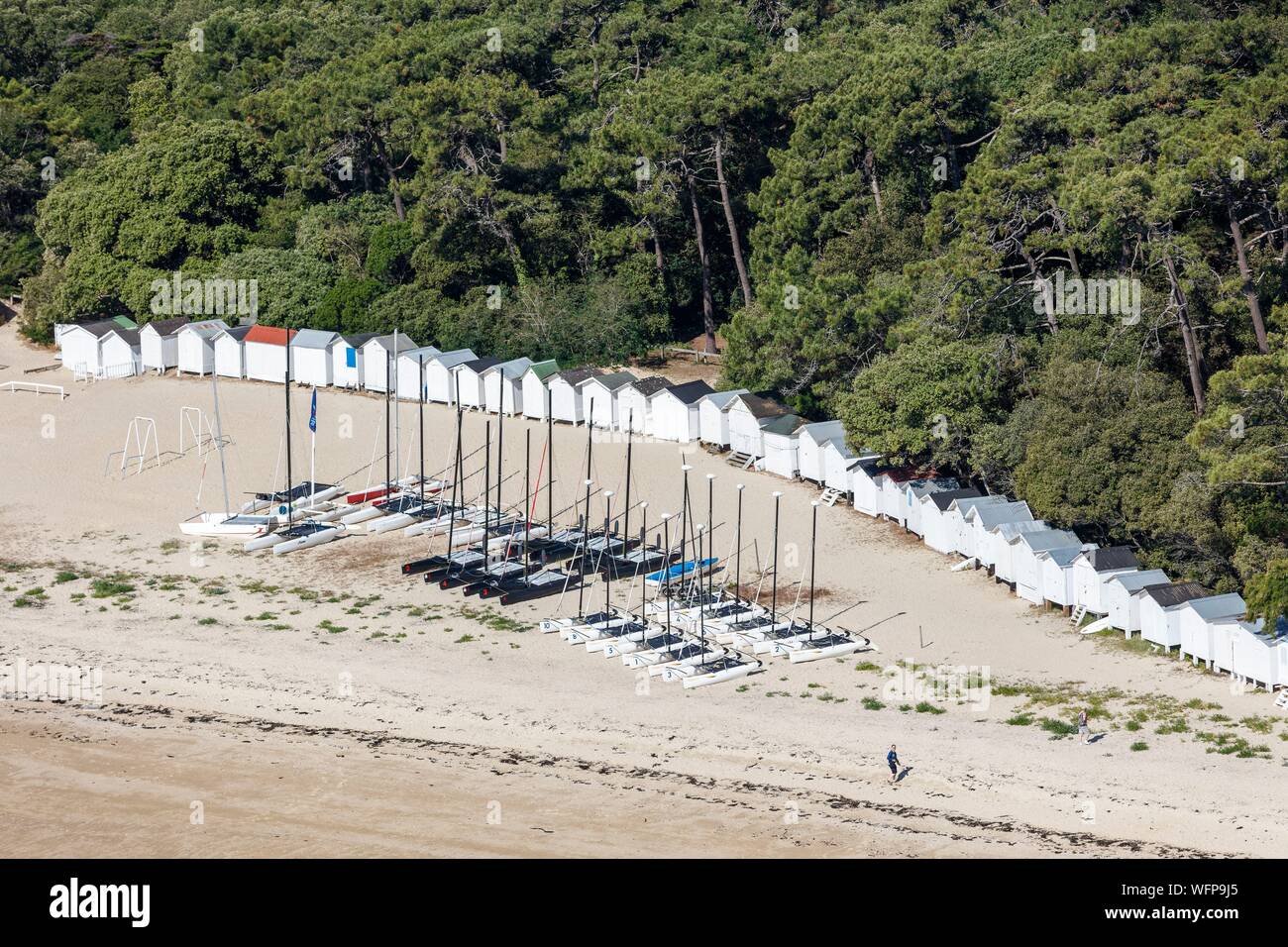 France, Vendée, Noirmoutier en l'Ile, cabines de plage et les catamarans sur Les Sableaux plage (vue aérienne) Banque D'Images