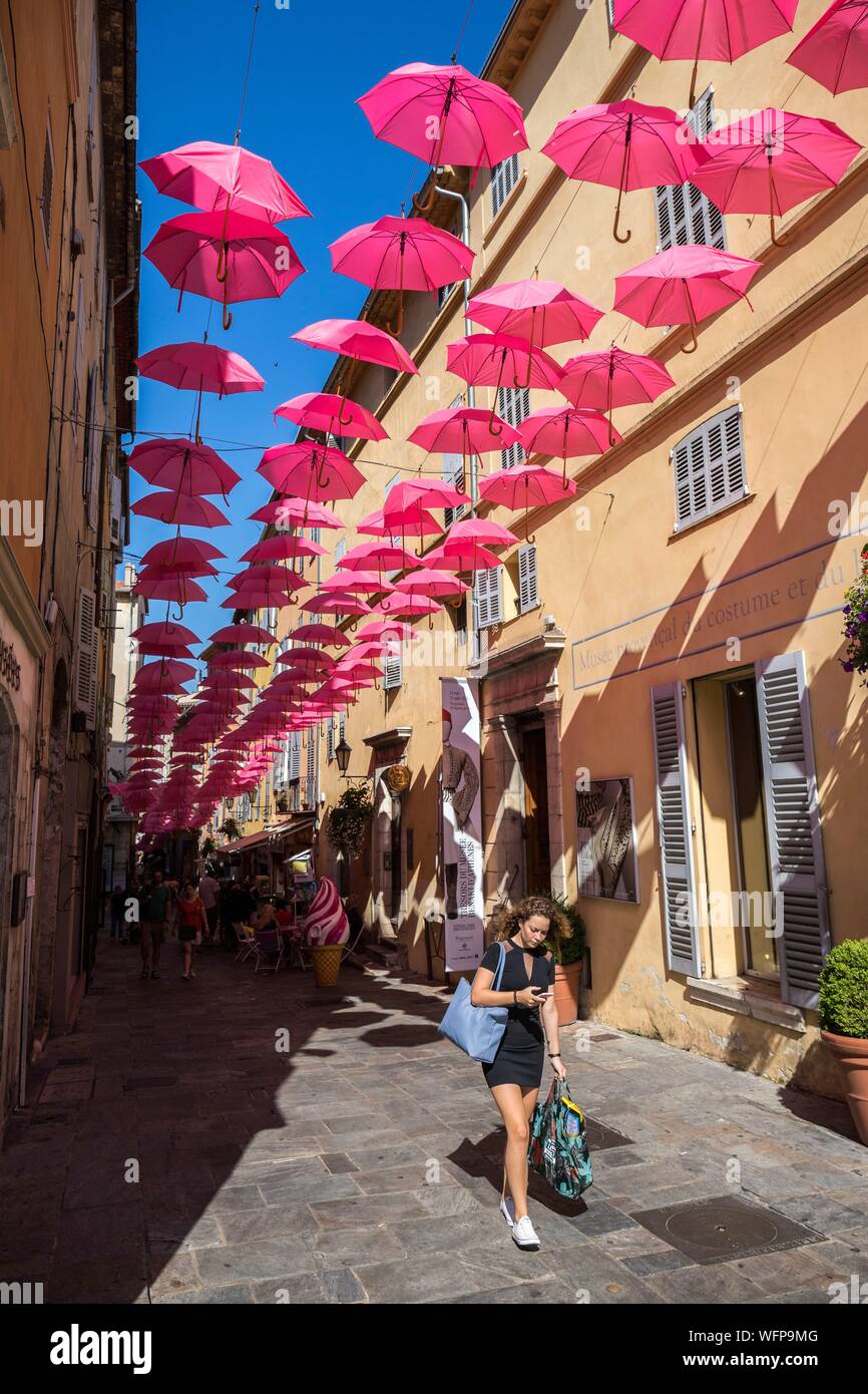 France, Alpes-Maritimes, Grasse, centre historique, rose parapluies dans la  Rue Jean Ossola Photo Stock - Alamy