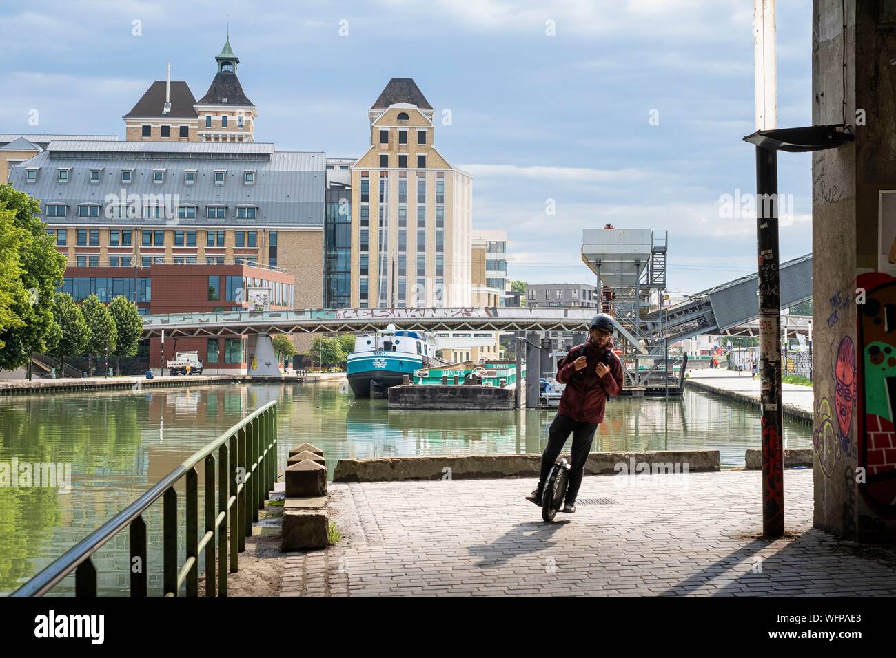 France, Paris, Porte de Pantin, canal de l'Ourcq et les Grands Moulins de  pantin Photo Stock - Alamy