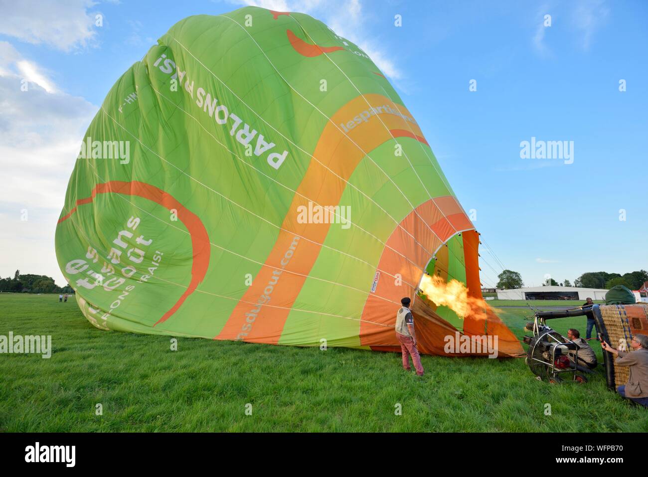 France, Nord, Bondues, aérodrome, gonfler un ballon, ballons migrateurs  10000 m3 Photo Stock - Alamy