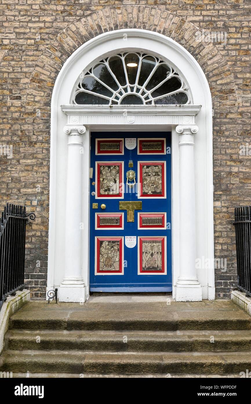 L'Irlande, Dublin, Merrion Square, les célèbres portes colorées et leurs boutons et poignées en laiton de l'art typiquement géorgienne Banque D'Images
