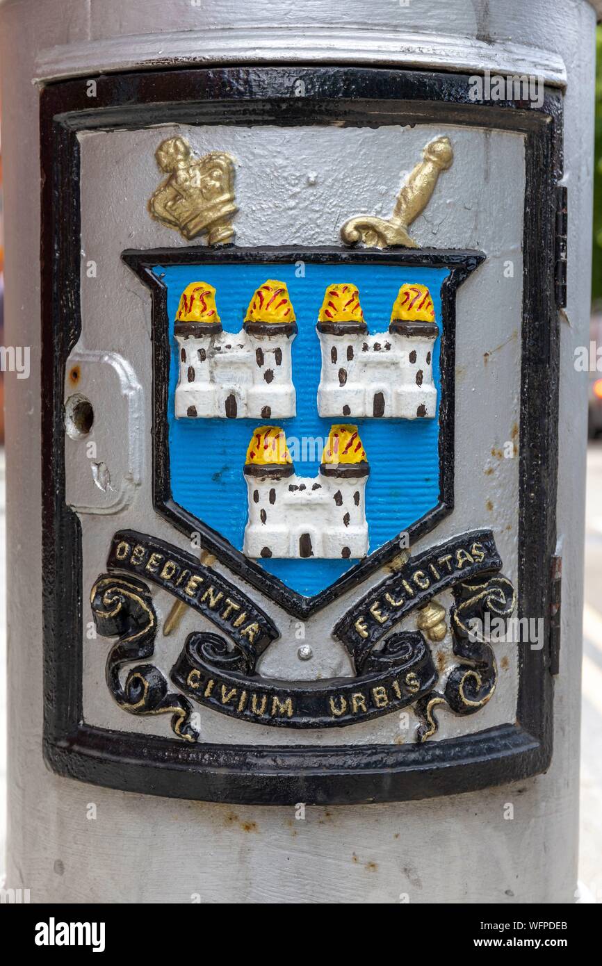 L'Irlande, Dublin, armoiries de la ville avec la devise de la municipalité dans les poteaux d'éclairage urbain Banque D'Images