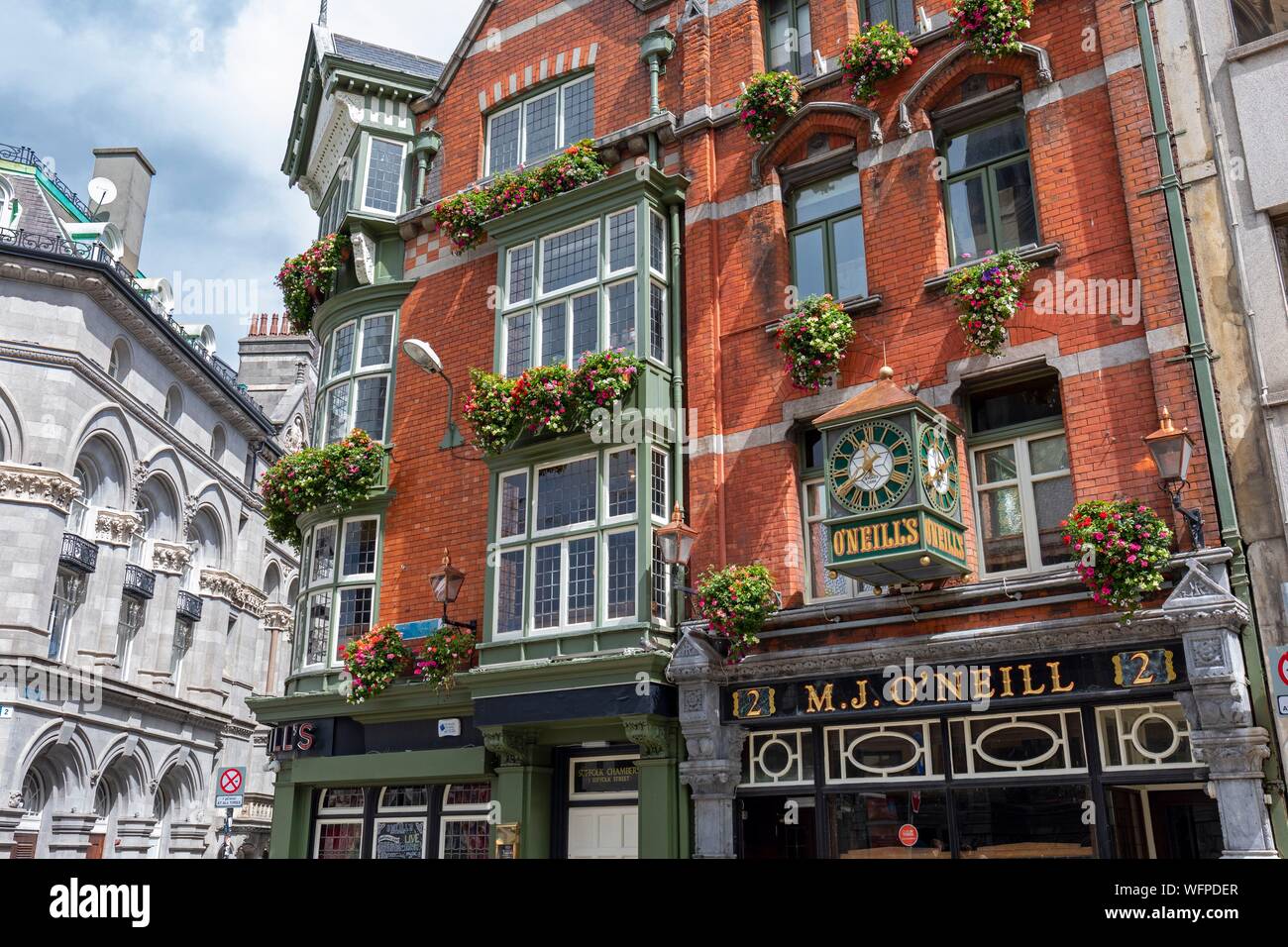 L'Irlande, Dublin, Suffolk Street, M.J. O'Neill's, restaurant bar du centre-ville en face de la statue de Molly Malone Banque D'Images