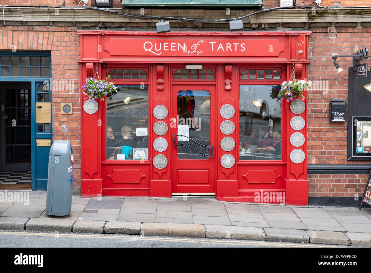 L'Irlande, Dublin, Temple Bar, rue Notre-Dame, Reine de tartelettes restaurant, café et pâtisserie avec sa façade rouge Banque D'Images