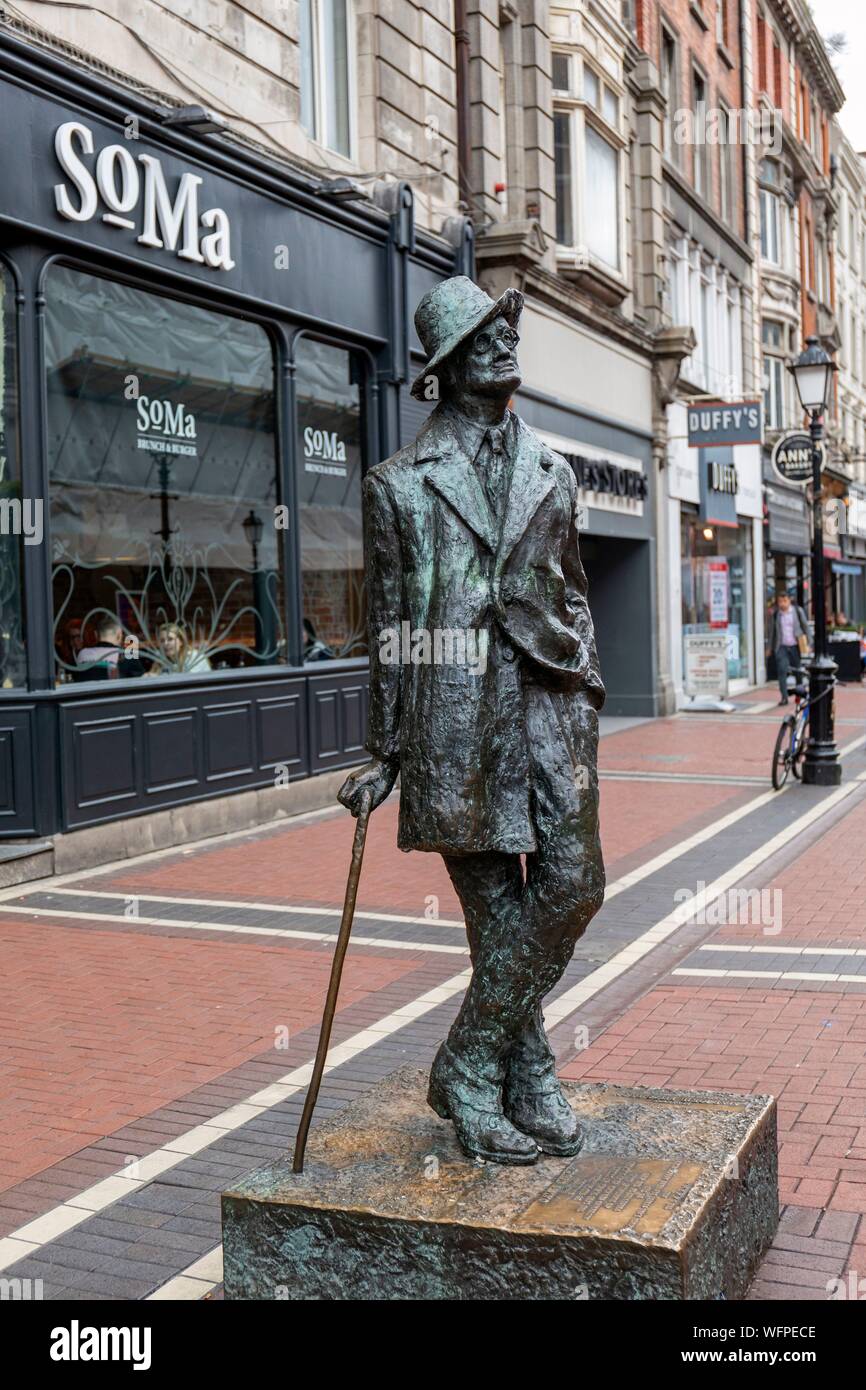L'Irlande, Dublin, Earl Street, la statue du célèbre écrivain James Joyce Banque D'Images