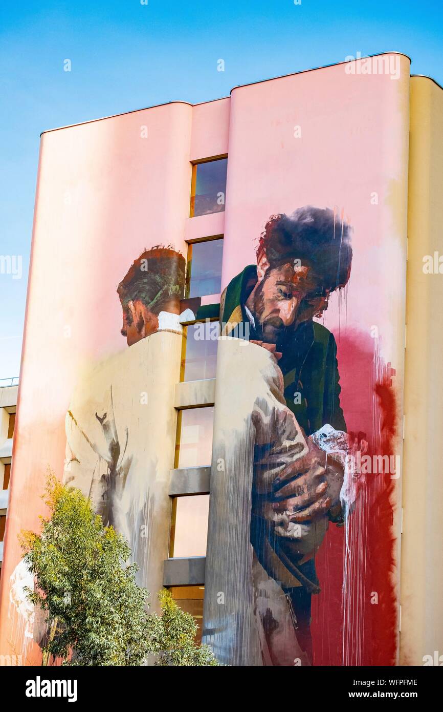 France, Paris, 13ème arrondissement, à l'Art de la rue, 85 Boulevard Vincent Auriol, Bâtiment © Conor Harrington, fresco embrasser et de lutte Banque D'Images