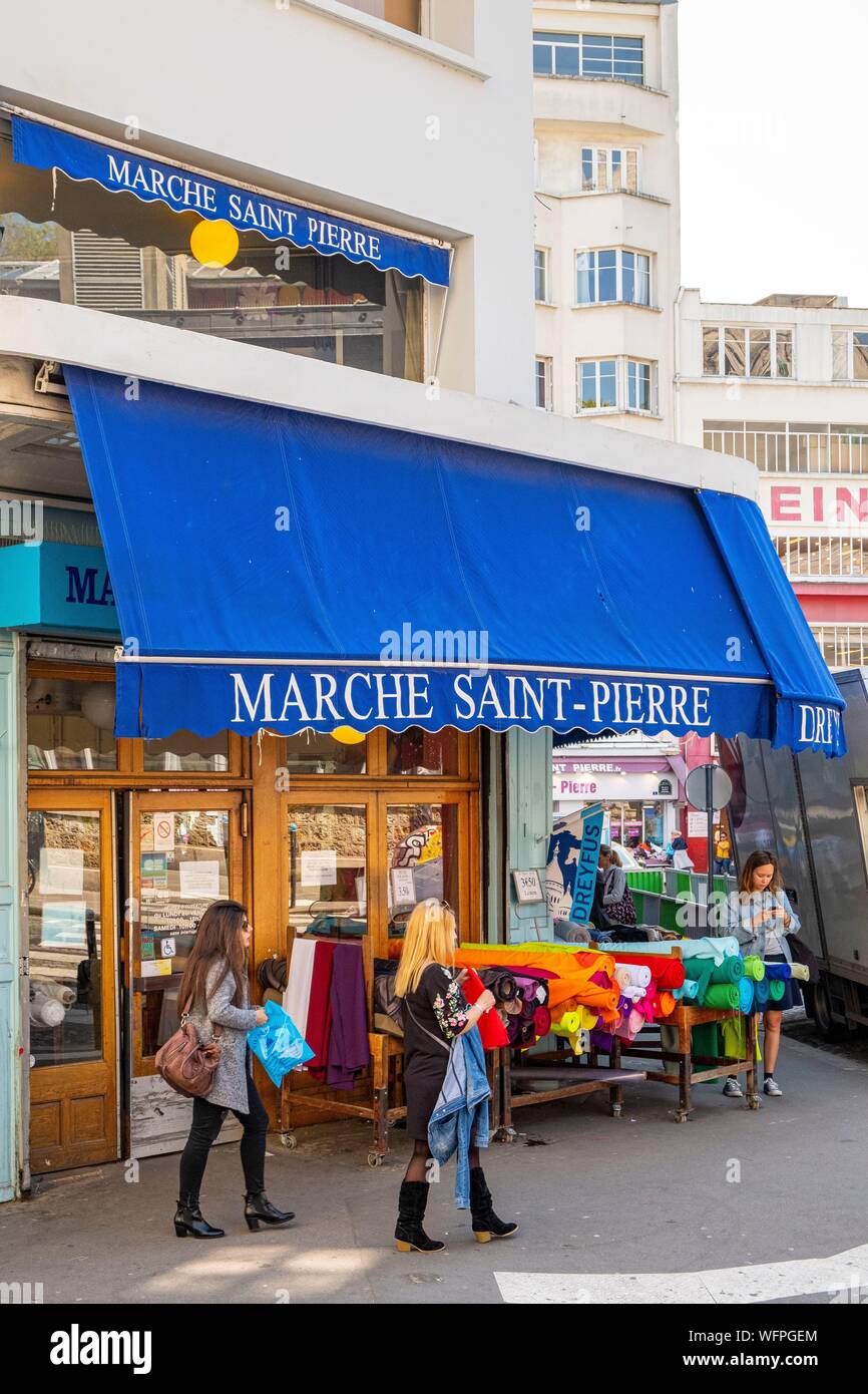 France, Paris, Montmartre, le marché Saint Pierre dédié aux tissus en question Banque D'Images