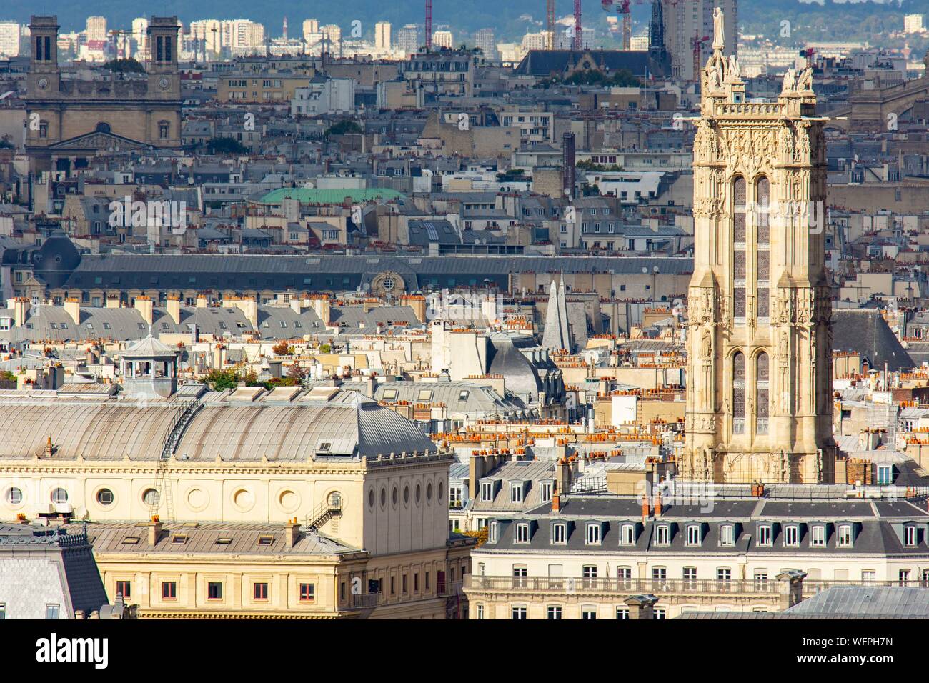 France, Paris, 4ème arrondissement, les toits de Paris et la tour Saint Jacques Banque D'Images