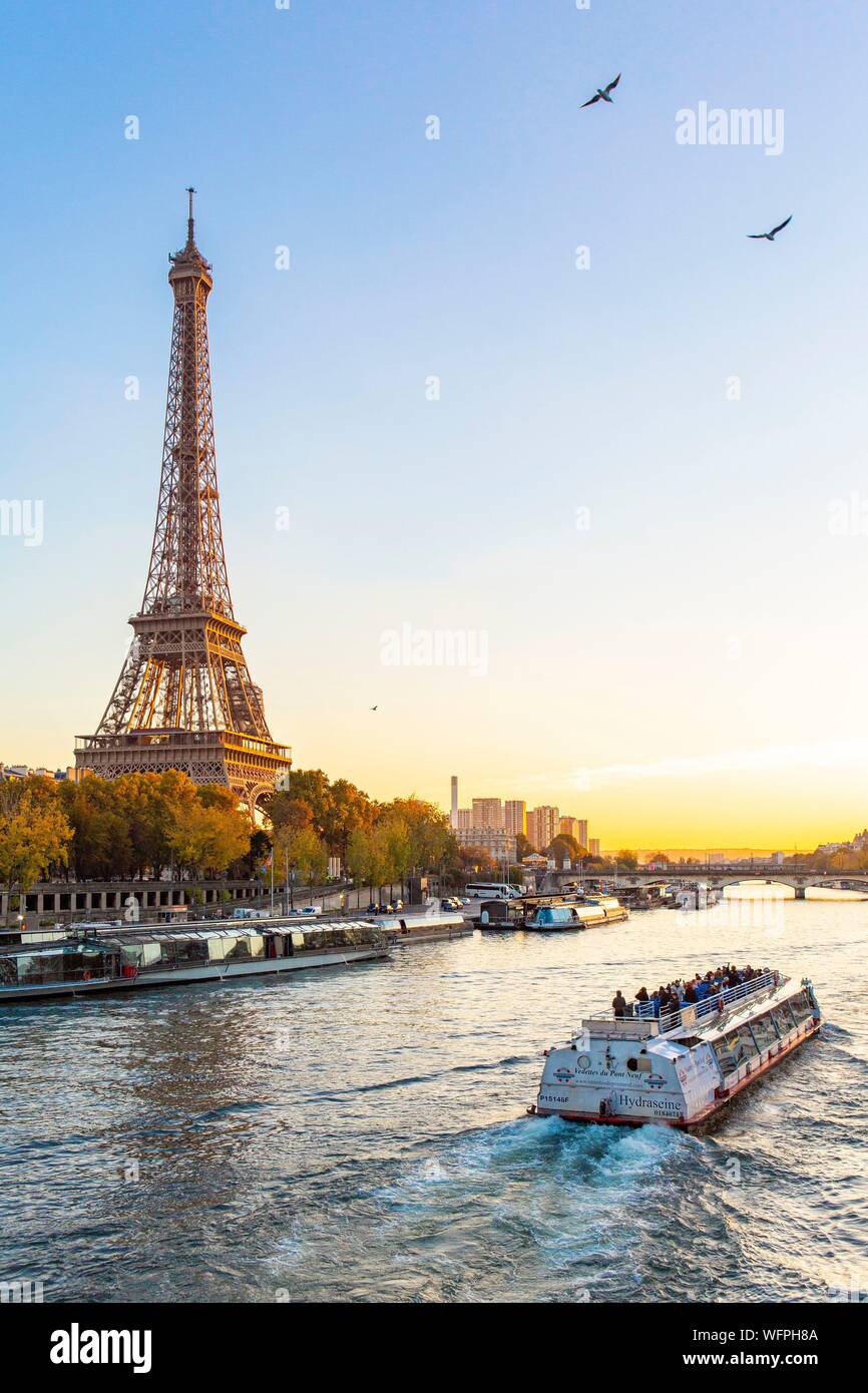 France, Paris, région classée au Patrimoine Mondial de l'UNESCO, de la Tour Eiffel et bateau mouche Banque D'Images