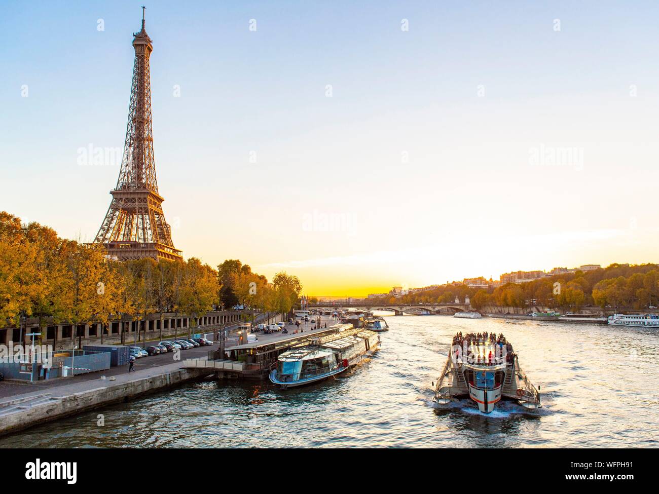 France, Paris, région classée au Patrimoine Mondial de l'UNESCO, de la Tour Eiffel et bateau mouche Banque D'Images