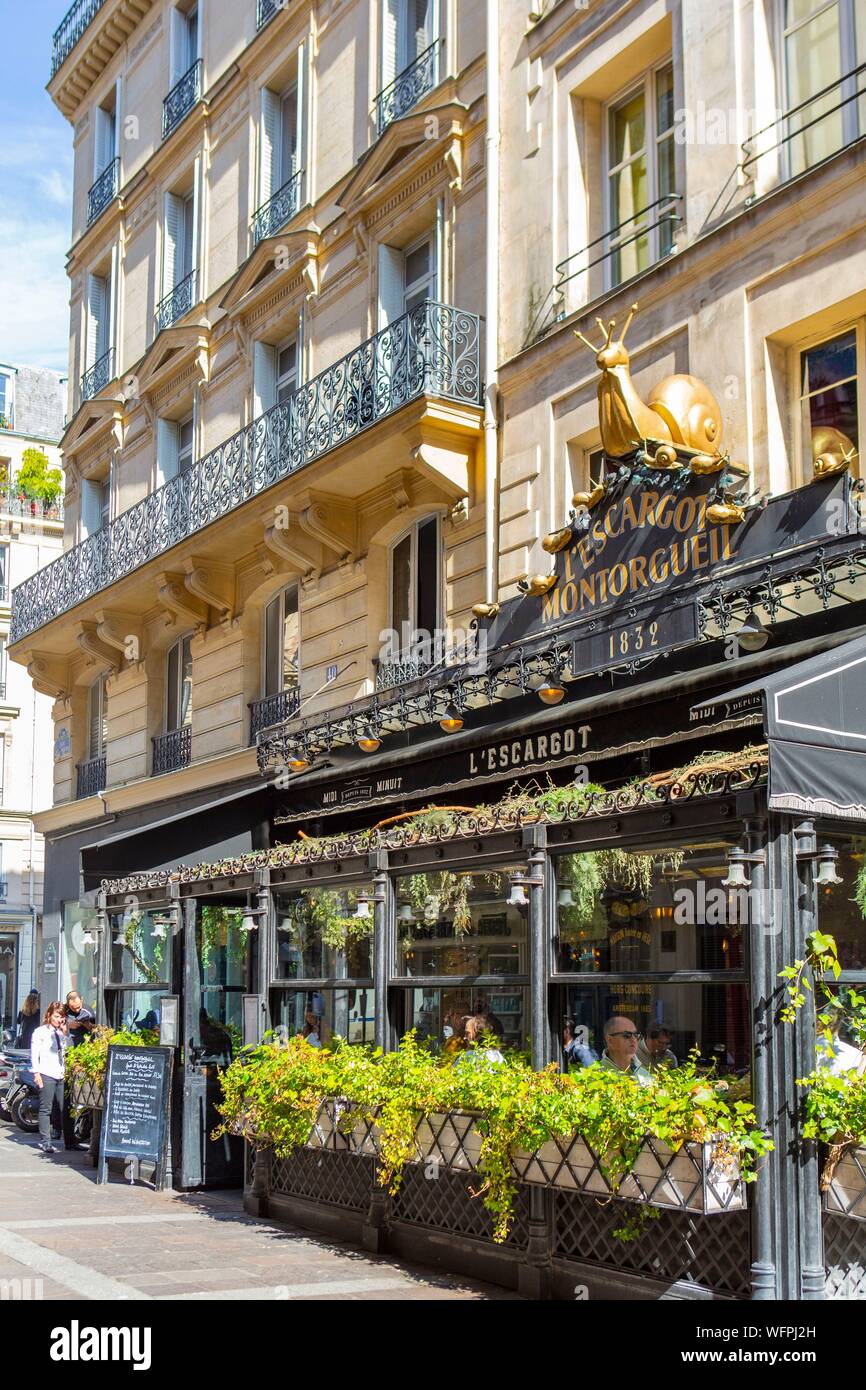 France, Paris, Rue Montorgueil, L'Escargot restaurant Banque D'Images