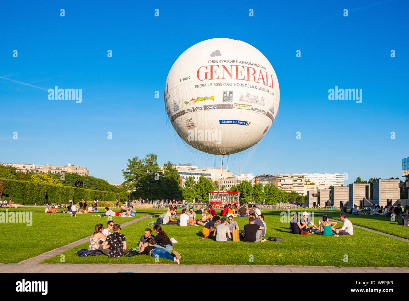 France, Paris, Parc André Citroën, le ballon captif à monter jusqu'à 150m  d'altitude Photo Stock - Alamy