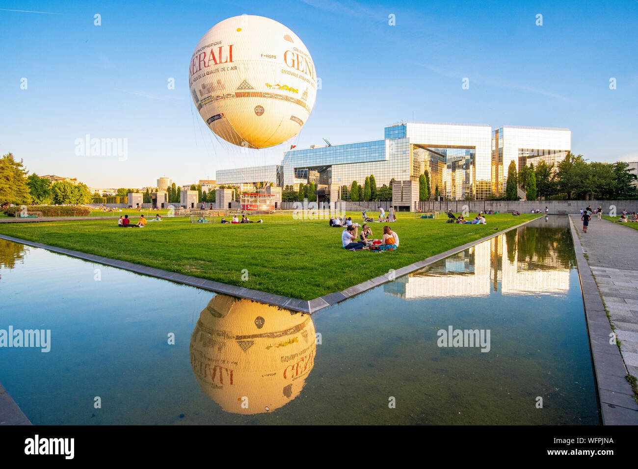 France, Paris, Parc André Citroën, le ballon captif à monter jusqu'à 150m  d'altitude Photo Stock - Alamy