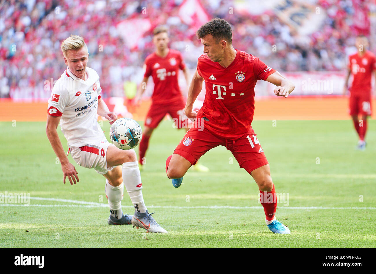 Ivan Perisic, FCB 14 concurrence pour la balle, s'attaquer, duel, l'en-tête, zweikampf, action, lutte contre Jonathan BURKHARDT, MZ 29 FC BAYERN MUNICH - FSV MAYENCE 05 6-1 - DFL RÈGLEMENT INTERDIT TOUTE UTILISATION DES PHOTOGRAPHIES comme des séquences d'images et/ou quasi-vidéo - 1.ligue de soccer allemand , Munich, 31 août 2019, journée 03 saison 2019/2020, FCB, München © Peter Schatz / Alamy Live News Banque D'Images