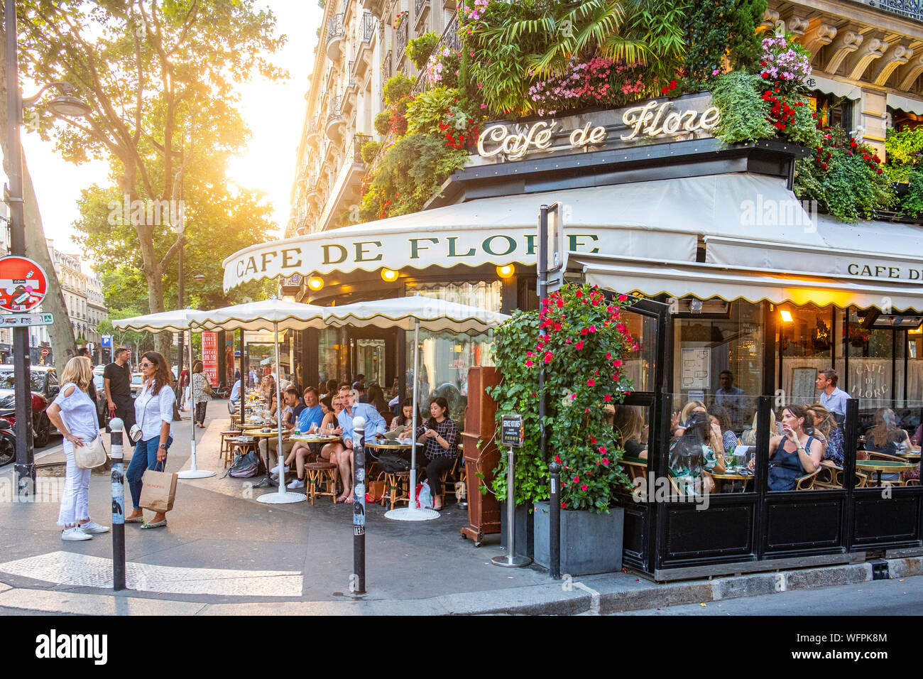France, Paris, le quartier de Saint Germain des Près, la Flore café restaurant Banque D'Images