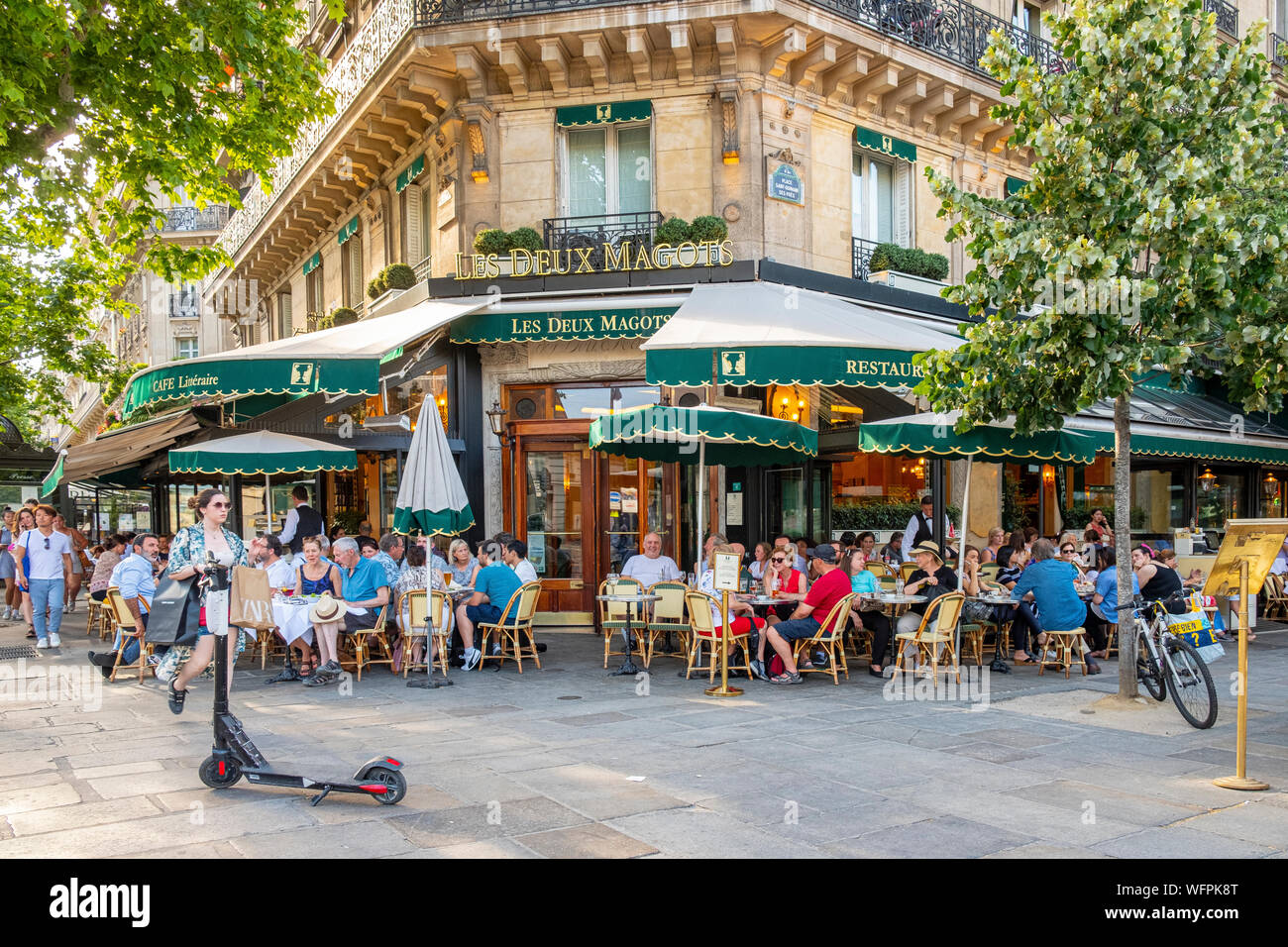 France, Paris, le quartier de Saint Germain des Près, les Deux Magots restaurant Banque D'Images