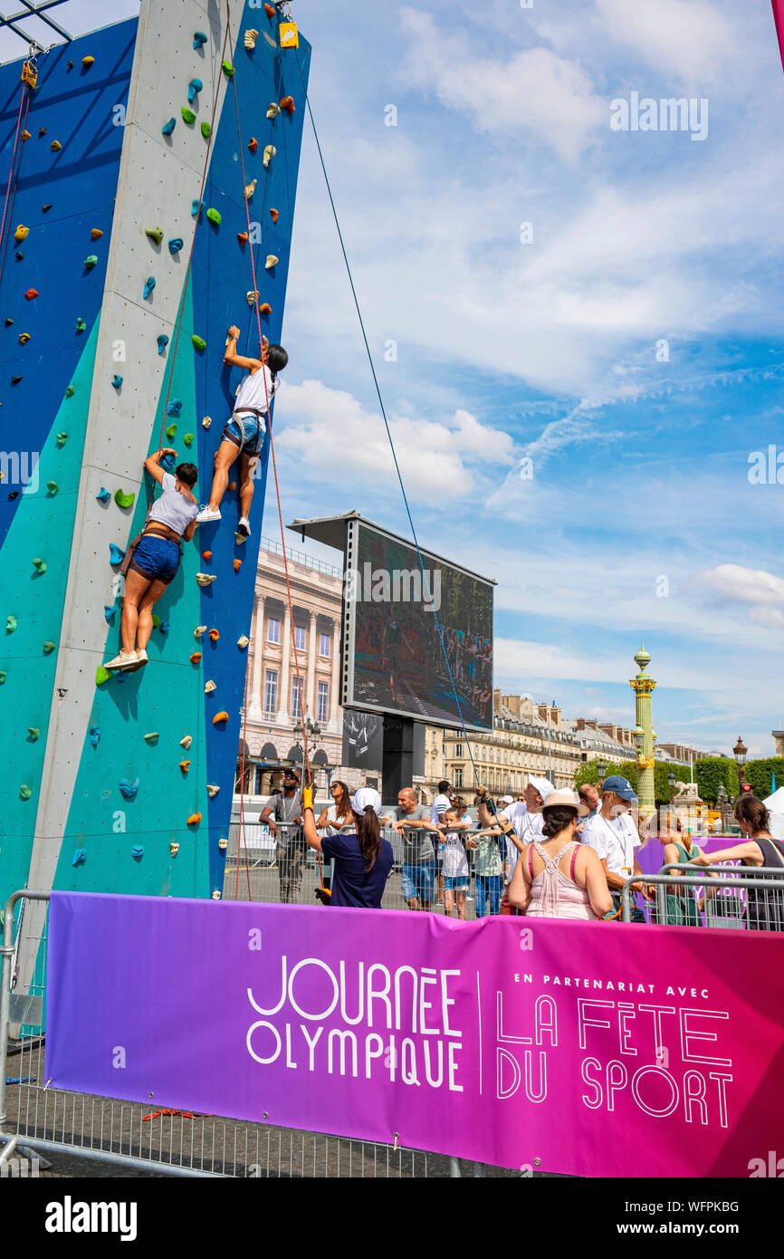 France, Paris, la Place de la Concorde se transforme en une immense aire de jeux à l'occasion de la Journée olympique Banque D'Images